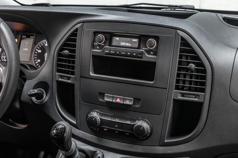 Детали интерьера Mercedes-Benz Vito Panel Van 2020 года  (WW) (фото 17 из 42)